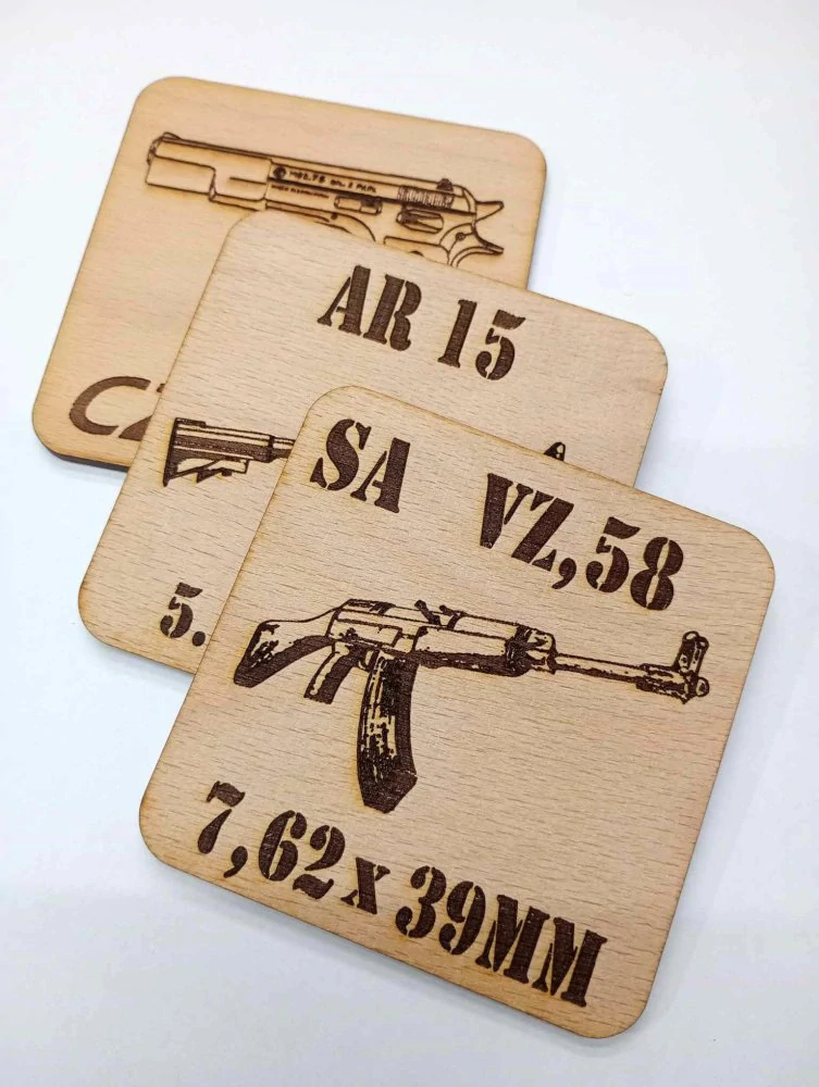 Dřevěný podtácek AR15