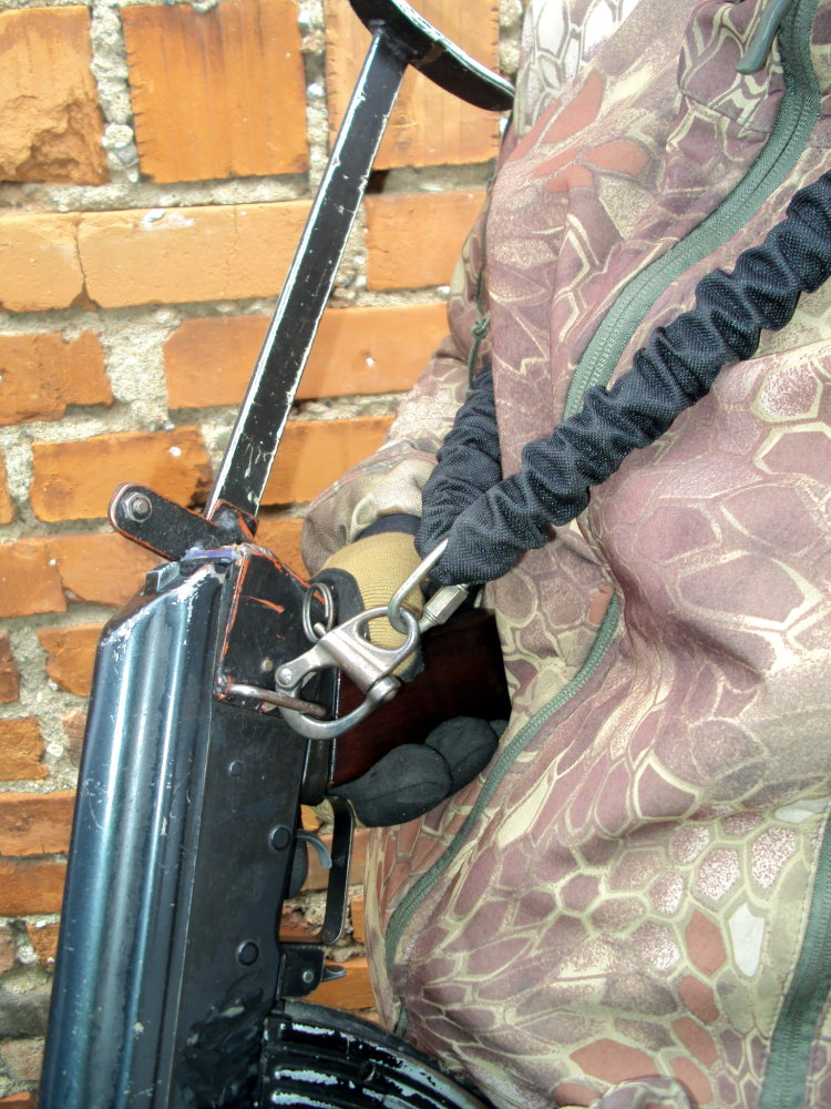 Karabina se spojovací článkem pro zbraňový popruh