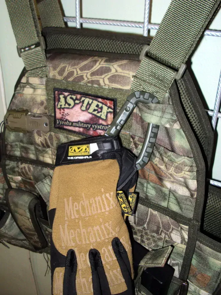 Plastová karabina Taclink khaki zelená