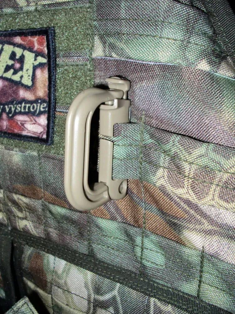 Plastová karabina Grimlock Khaki zelená